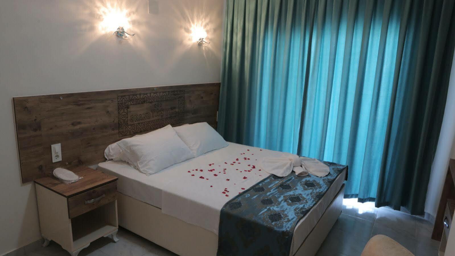 Grand Tas Otel Mut Luaran gambar